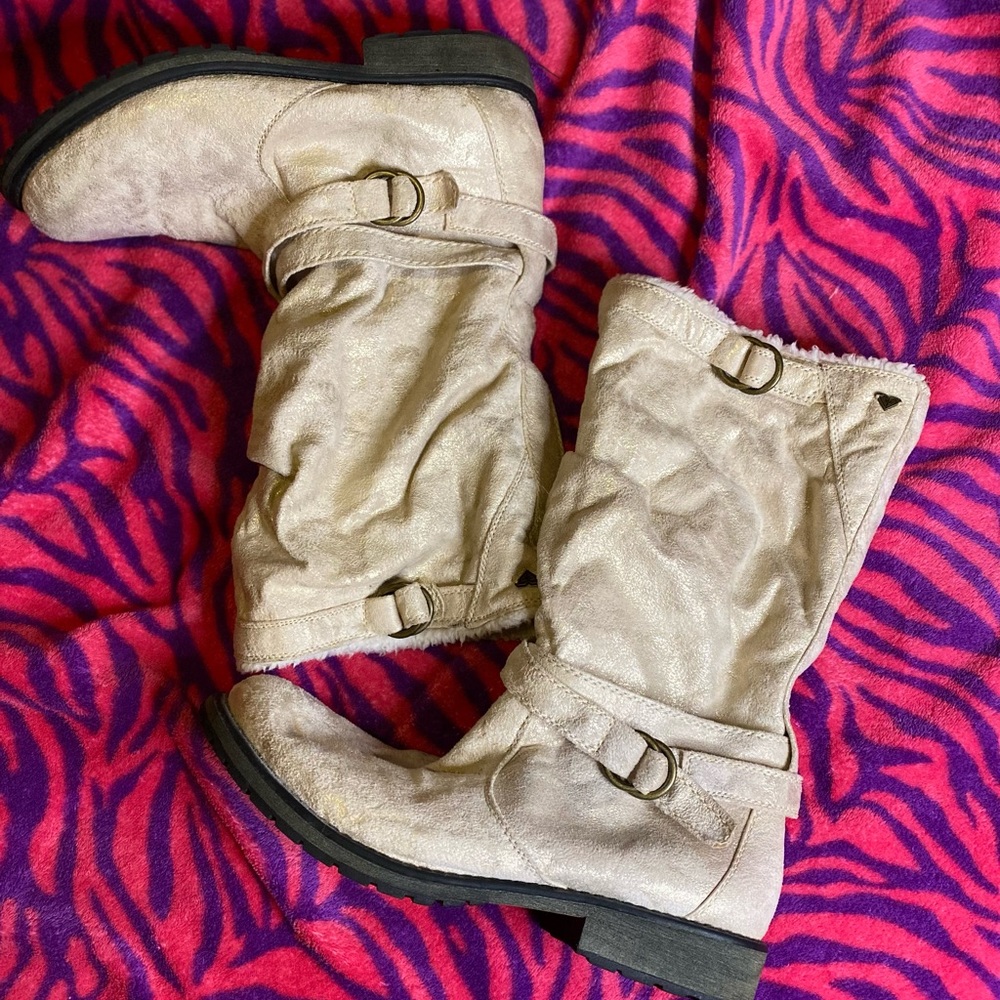 Tan Roxy boots
